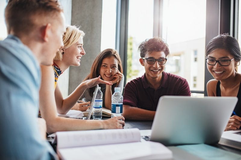 كل ما تريد معرفته عن جامعة كوينز بلفاست الإيرلندية